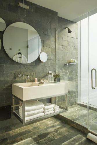 Habitación con cama extragrande, bañera y balcón - Planta superior del hotel Hotel on Rivington. Foto 5