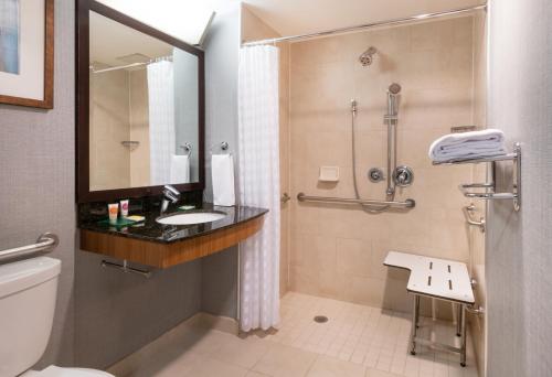 Habitación con 2 camas grandes y ducha a ras de suelo - Adaptada para personas de movilidad reducida del hotel Hyatt Place New York Midtown South. Foto 7