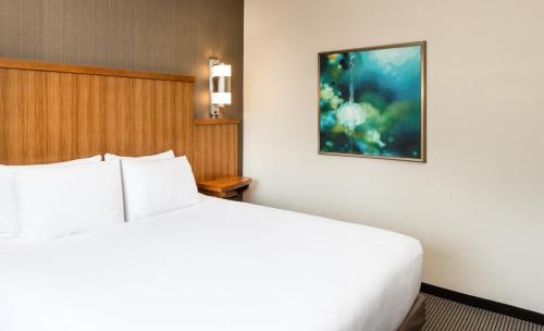 Habitación con cama extragrande. del hotel Hyatt Place New York Midtown South