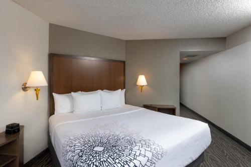 Habitación adaptada para personas con movilidad reducida, con ducha accesible en silla de ruedas - 1 cama extragrande - No fumadores del hotel La Quinta Inn & Suites by Wyndham Secaucus Meadowlands. Foto 2