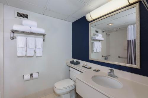 Suite Doble de 1 dormitorio con 2 camas grandes - No fumadores del hotel La Quinta Inn & Suites by Wyndham Secaucus Meadowlands. Foto 1