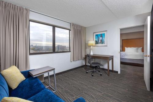 Suite Doble de 1 dormitorio con 2 camas grandes - No fumadores del hotel La Quinta Inn & Suites by Wyndham Secaucus Meadowlands. Foto 3