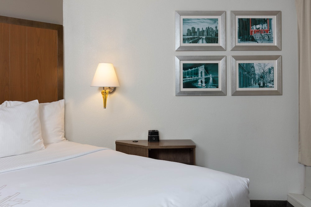 Suite, 1 cama de matrimonio grande, no fumadores del hotel La Quinta Inn & Suites by Wyndham Secaucus Meadowlands. Foto 1
