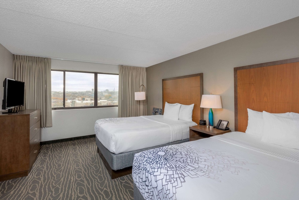 Suite Deluxe, 2 camas de matrimonio, no fumadores, vistas a la ciudad del hotel La Quinta Inn & Suites by Wyndham Secaucus Meadowlands