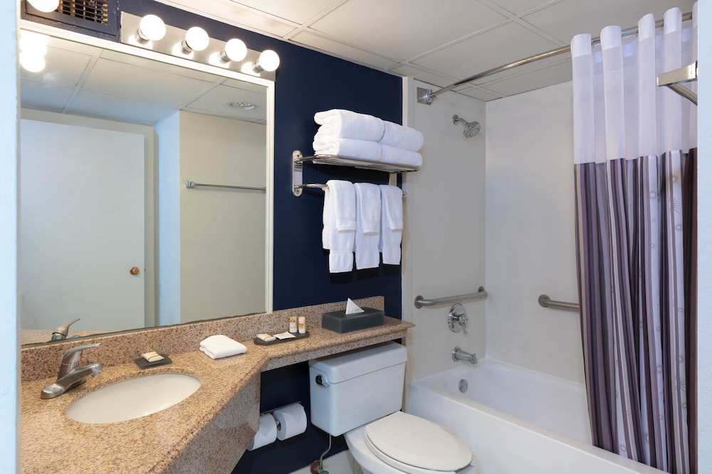Suite Deluxe, 2 camas de matrimonio, no fumadores, vistas a la ciudad del hotel La Quinta Inn & Suites by Wyndham Secaucus Meadowlands. Foto 2