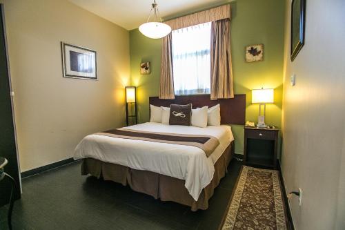 Suite con cama extragrande del hotel Pointe Plaza. Foto 5