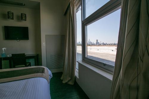 Suite con cama extragrande del hotel Pointe Plaza. Foto 3