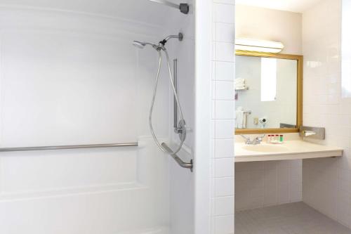 Habitación adaptada para personas con discapacidad - 2 camas grandes - No fumadores del hotel Ramada by Wyndham Jersey City. Foto 1