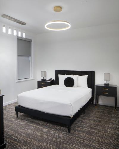 Habitación - No fumadores - Cama grande del hotel Ramada by Wyndham Jersey City. Foto 1