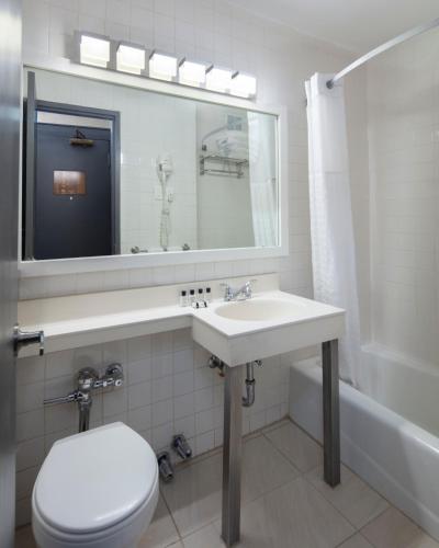 Habitación Doble con 2 camas dobles - No fumadores del hotel Ramada by Wyndham Jersey City. Foto 3