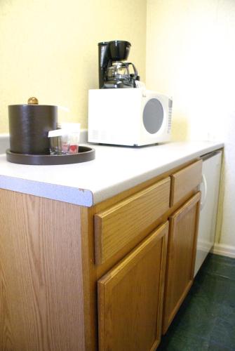 Habitación adaptada para personas con discapacidad - 2 camas grandes - No fumadores del hotel Ramada by Wyndham Jersey City. Foto 4