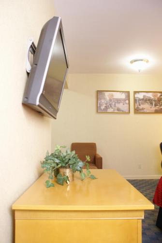 Habitación con 2 camas grandes - No fumadores del hotel Ramada by Wyndham Jersey City. Foto 2