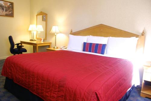 Habitación - 1 cama extragrande - No fumadores del hotel Ramada by Wyndham Jersey City