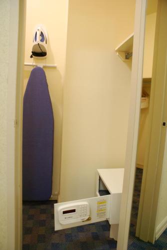 Suite con cama extragrande y sofá cama - Adaptada para personas de movilidad reducida - No fumadores del hotel Ramada by Wyndham Jersey City. Foto 4