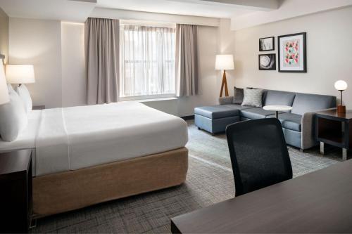 Estudio con cama extragrande y sofá cama del hotel Residence Inn NY by Marriot Manhattan Midtown East