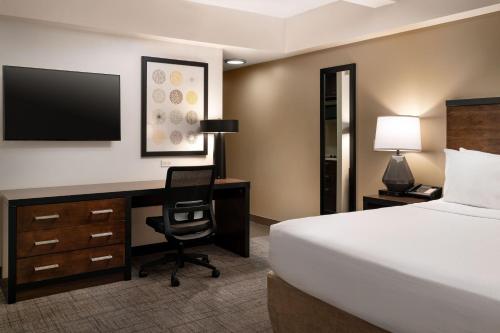 Estudio con cama extragrande y sofá cama del hotel Residence Inn NY by Marriot Manhattan Midtown East. Foto 1