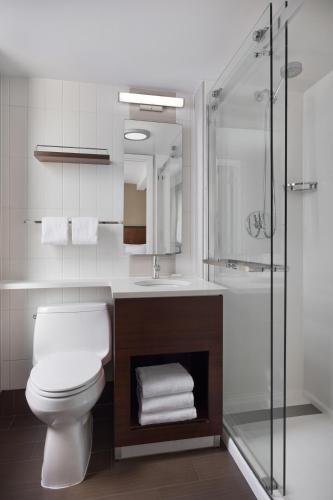 Estudio con cama extragrande del hotel Residence Inn NY by Marriot Manhattan Midtown East. Foto 1