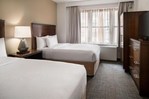 Suite con 2 camas grandes del hotel Residence Inn NY by Marriot Manhattan Midtown East. Foto 3
