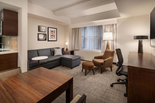 Suite de 1 dormitorio con sofá cama - Cama extragrande del hotel Residence Inn NY by Marriot Manhattan Midtown East