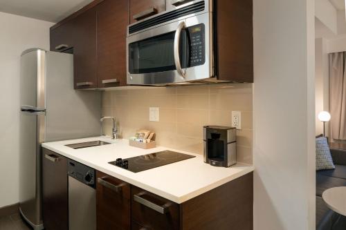 Suite de 1 dormitorio con sofá cama - Cama extragrande del hotel Residence Inn NY by Marriot Manhattan Midtown East. Foto 2