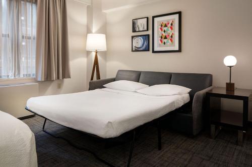 Estudio con cama extragrande y sofá cama del hotel Residence Inn NY by Marriot Manhattan Midtown East. Foto 2