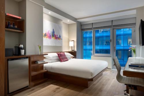 Habitación Doble con balcón del hotel The Gotham Hotel