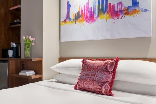 Habitación Doble con balcón del hotel The Gotham Hotel. Foto 2