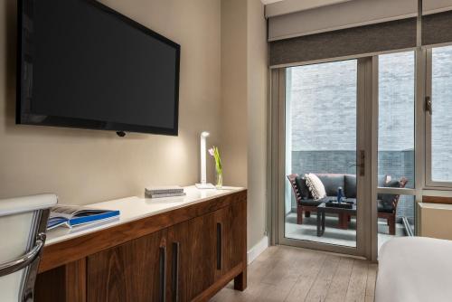 Habitación Doble con balcón del hotel The Gotham Hotel. Foto 8