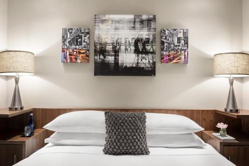 Habitación Doble con balcón del hotel The Gotham Hotel. Foto 9