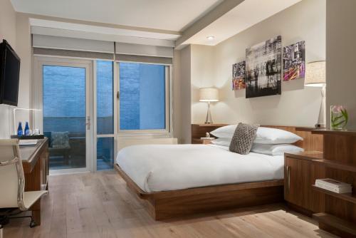 Habitación Doble con balcón del hotel The Gotham Hotel. Foto 10