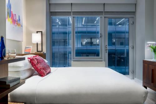 Habitación con cama extragrande. del hotel The Gotham Hotel. Foto 5