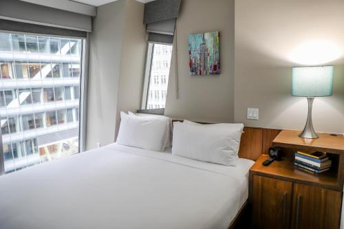 Habitación con cama grande y balcón del hotel The Gotham Hotel. Foto 4