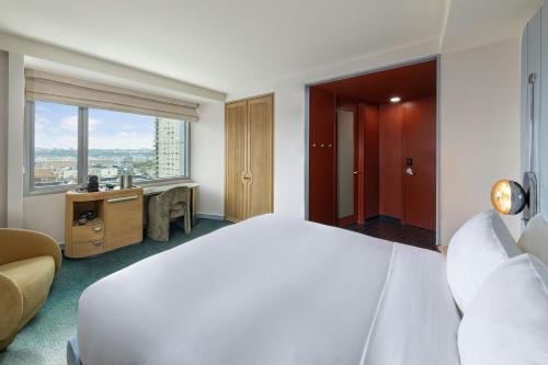 Habitación con cama extragrande. del hotel W Hoboken. Foto 2
