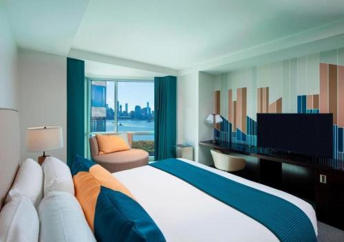Habitación con vistas y cama extragrande del hotel W Hoboken