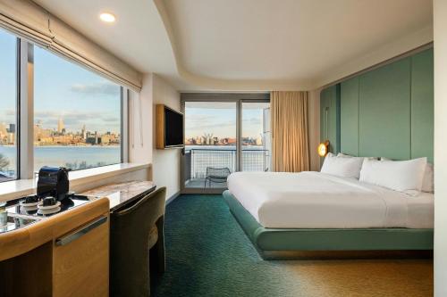 Habitación King con balcón y vista a la ciudad del hotel W Hoboken. Foto 1