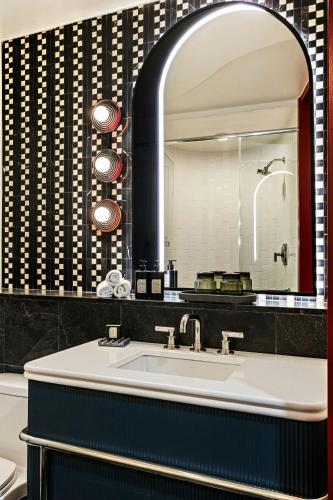 Wonderful Queen Room with Two Queen Beds, Partial River View and Roll - in Shower - Mobility and Hearing Accessible del hotel W Hoboken. Foto 4