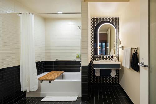 Wonderful Queen Room with Two Queen Beds, Partial River View and Roll - in Shower - Mobility and Hearing Accessible del hotel W Hoboken. Foto 5