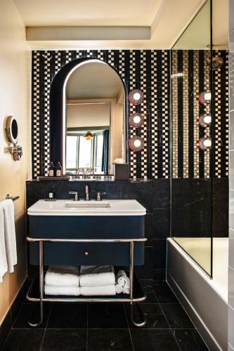 Habitación con vistas - Cama grande del hotel W Hoboken. Foto 2