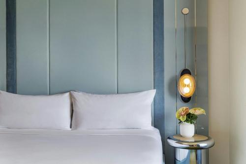 Habitación con vistas y cama extragrande del hotel W Hoboken. Foto 1