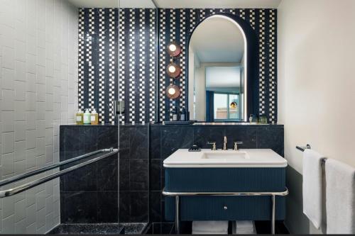 Habitación con vistas y cama extragrande del hotel W Hoboken. Foto 4