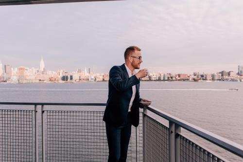 Habitación Doble con balcón y vistas a la ciudad - 1 cama extragrande del hotel W Hoboken. Foto 1