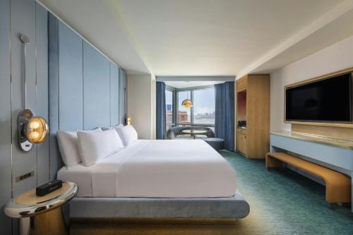 Habitación Deluxe con cama extragrande y vistas al río Hudson del hotel W Hoboken. Foto 1