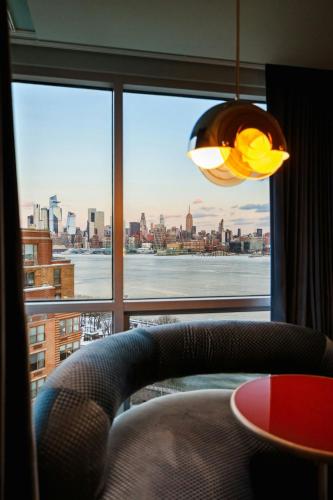 Habitación Deluxe con cama extragrande y vistas al río Hudson del hotel W Hoboken. Foto 4