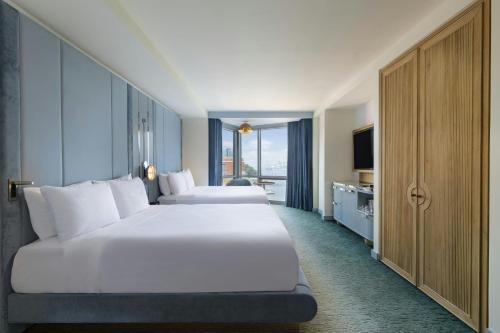 Habitación con cama grande y vistas al río Hudson del hotel W Hoboken