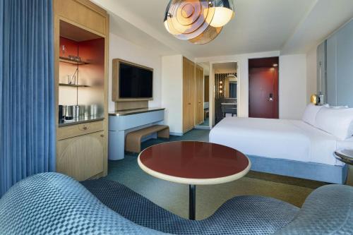 Habitación Doble con vistas al río - Cama extragrande del hotel W Hoboken. Foto 2