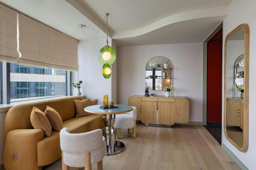 Suite Junior con balcón y vistas del hotel W Hoboken. Foto 3