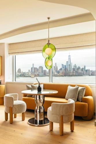 Suite Junior con balcón y vistas del hotel W Hoboken. Foto 4