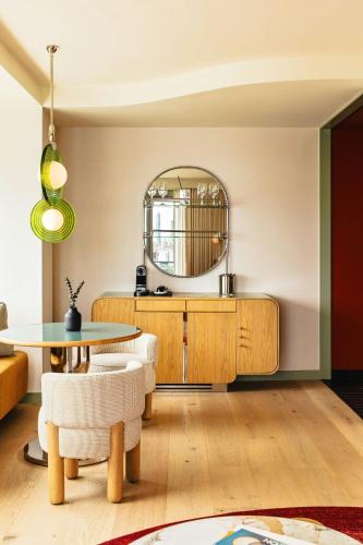 Suite Junior con balcón y vistas del hotel W Hoboken. Foto 5