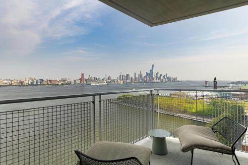 Suite Junior con balcón y vistas del hotel W Hoboken. Foto 6