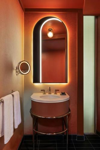 Suite Junior con balcón y vistas del hotel W Hoboken. Foto 8